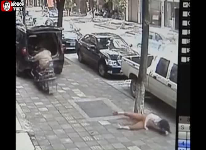 Video :A fat bastard attempts to drive his wife over on a motorcycle in an attempt to murder her (China)